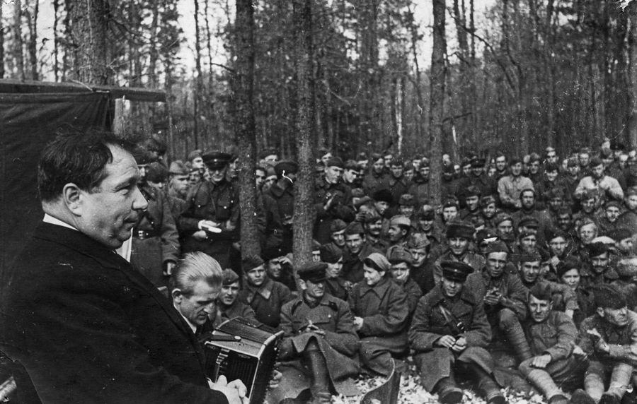 Петр Швец и Максим Михайлов дают концерт для бойцов