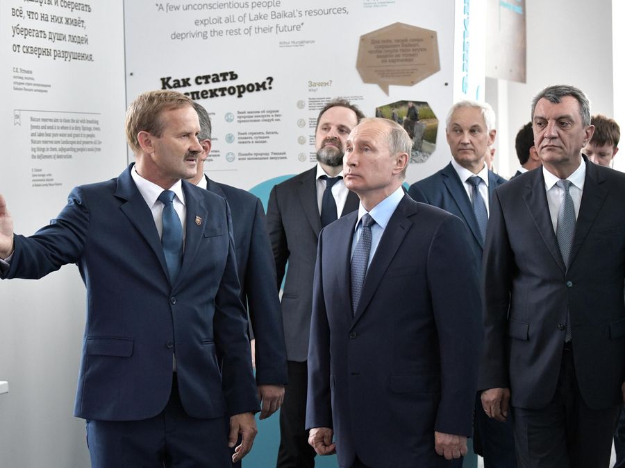 Президент РФ Владимир Путин знакомится с работой визит-центра Байкал заповедный