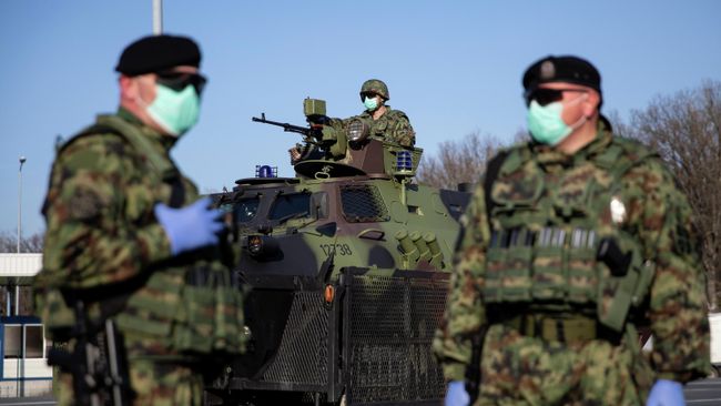 Сербские военные на границе Сербии и Хорватии Сербские военные на границе Сербии и Хорватии