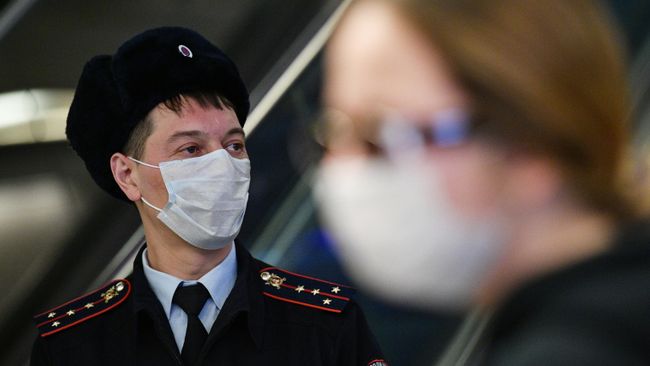 Сотрудник полиции в аэропорту Внуково Сотрудник полиции в аэропорту Внуково
