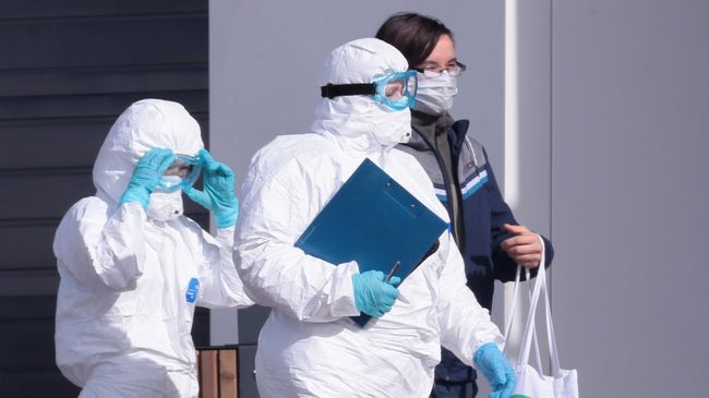 Врачи скорой медицинской помощи доставили пациента с подозрением на коронавирус
