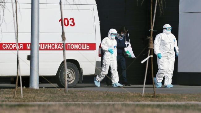 Врачи скорой медицинской помощи доставили пациента с подозрением на коронавирус в больницу в Коммунарке Врачи скорой медицинской помощи доставили пациента с подозрением на коронавирус в больницу в Коммунарке