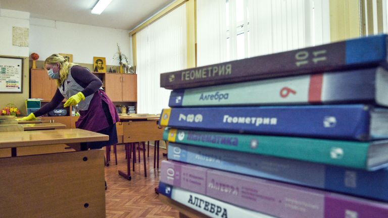 Сотрудница школы проводит санитарную обработку помещений в одной из школ Москвы Сотрудница школы проводит санитарную обработку помещений в одной из школ Москвы