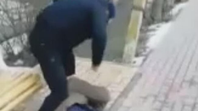 Подростки избивают мужчину. Стоп-кадр видео Подростки избивают мужчину. Стоп-кадр видео