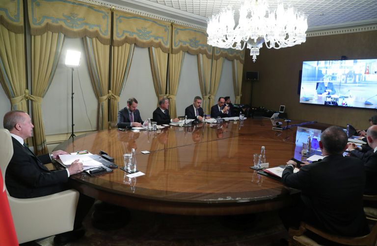 Президент Турции Тайип Эрдоган принимает участие в видеоконференции с президентом Франции Эммануэлем Макроном, канцлером Германии Ангелой Меркель и премьер-министром Великобритании Борисом Джонсоном в Анкаре, Турция Президент Турции Тайип Эрдоган принимает участие в видеоконференции с президентом Франции Эммануэлем Макроном, канцлером Германии Ангелой Меркель и премьер-министром Великобритании Борисом Джонсоном в Анкаре, Турция