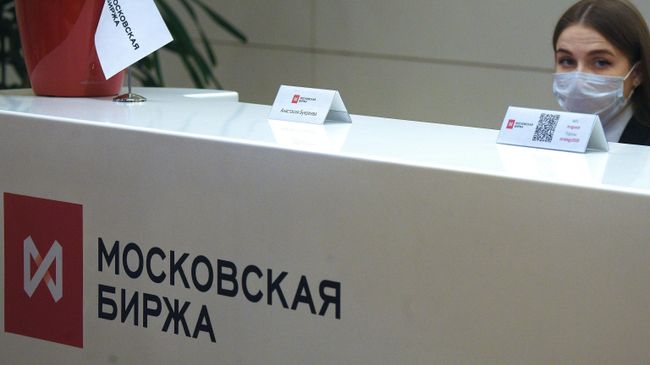Девушка за стойкой ресепшена на Московской бирже Девушка за стойкой ресепшена на Московской бирже