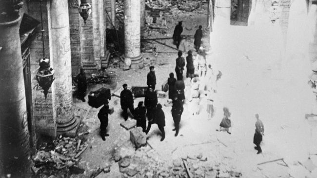 Советские бойцы в здании Рейхстага. Май 1945 года Советские бойцы в здании Рейхстага. Май 1945 года