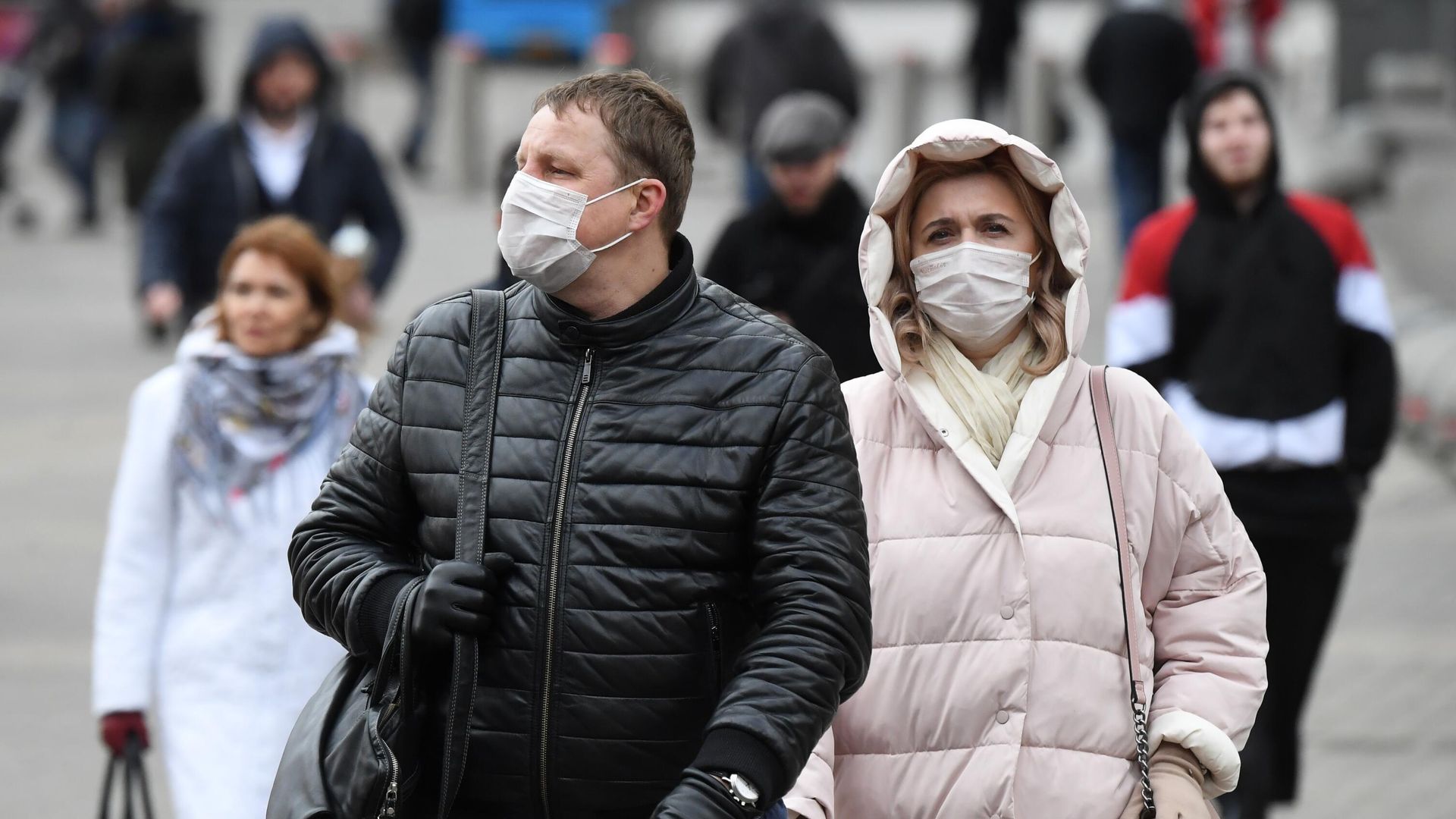 Люди в медицинских масках в Москве Люди в медицинских масках в Москве - РИА Новости, 1920, 12.01.2022