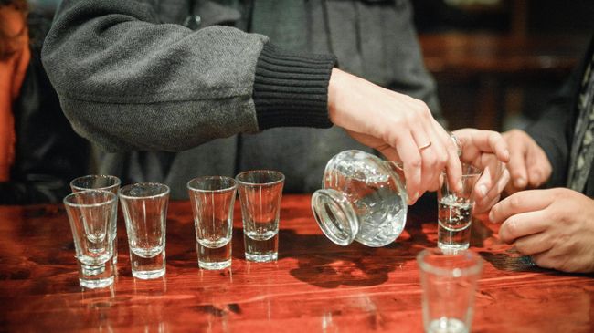 Посетитель разливает водку Посетитель разливает водку