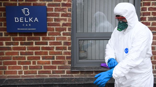 Сотрудник санитарной службы перед началом дезинфекции автомобилей сервиса каршеринга BelkaCar в Москве Сотрудник санитарной службы перед началом дезинфекции автомобилей сервиса каршеринга BelkaCar в Москве