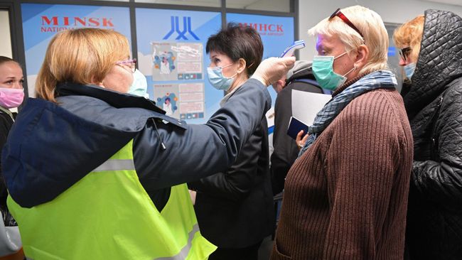 Прилетевшие пассажиры проходят тепловизионный контроль в национальном аэропорту Минск Прилетевшие пассажиры проходят тепловизионный контроль в национальном аэропорту Минск
