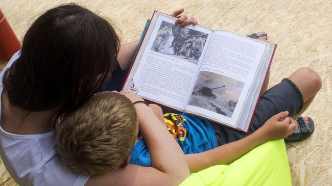 Мама и сын читают книгу Мама и сын читают книгу