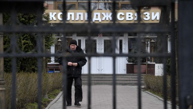 Охранник на территории закрытого колледжа связи Охранник на территории закрытого колледжа связи