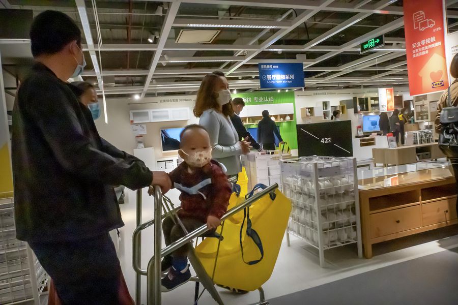 Покупатели в защитных масках в магазине ИКЕА в Пекине