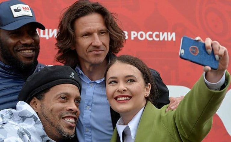 Бывший футболист сборной России Алексей Смертин (по центру) и бывший футболист сборной Бразилии Роналдиньо Бывший футболист сборной России Алексей Смертин (по центру) и бывший футболист сборной Бразилии Роналдиньо