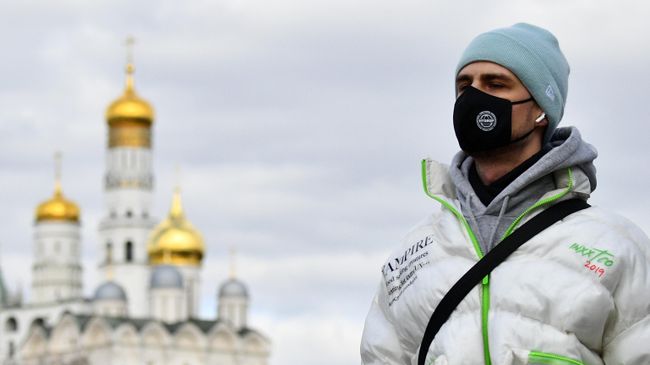 Молодой человек в защитной маске в Москве Молодой человек в защитной маске в Москве