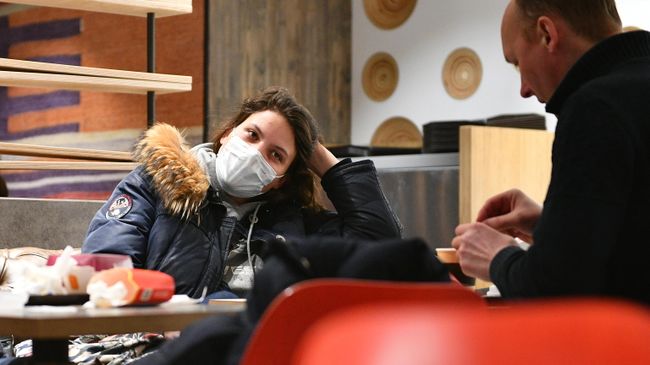 Девушка в защитной маске в кафе Макдональдс в Москве Девушка в защитной маске в кафе Макдональдс в Москве