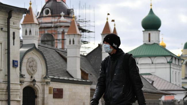 Молодой человек в защитной маске в Москве Молодой человек в защитной маске в Москве