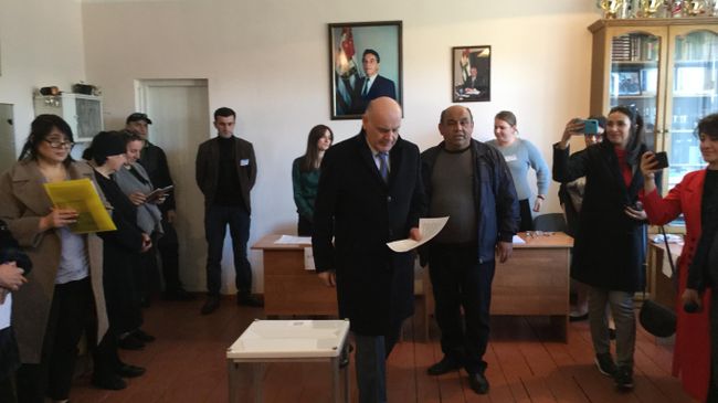 Лидер оппозиции Абхазии Аслан Бжания во время голосования на выборах президента республики Абхазия в селе Талыш Очамчирского района Лидер оппозиции Абхазии Аслан Бжания во время голосования на выборах президента республики Абхазия в селе Талыш Очамчирского района