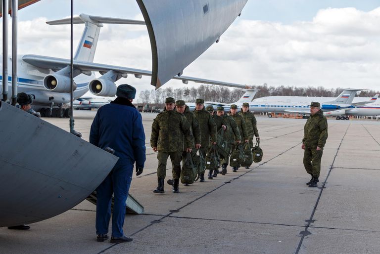Военнослужащие медицинской службы ВС РФ во время посадки для отправки в Италию для борьбы с вирусом COVID-19 Военнослужащие медицинской службы ВС РФ во время посадки для отправки в Италию для борьбы с вирусом COVID-19