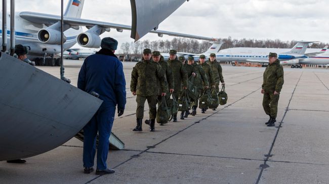 Военнослужащие медицинской службы ВС РФ во время посадки для отправки в Италию для борьбы с вирусом COVID-19 Военнослужащие медицинской службы ВС РФ во время посадки для отправки в Италию для борьбы с вирусом COVID-19