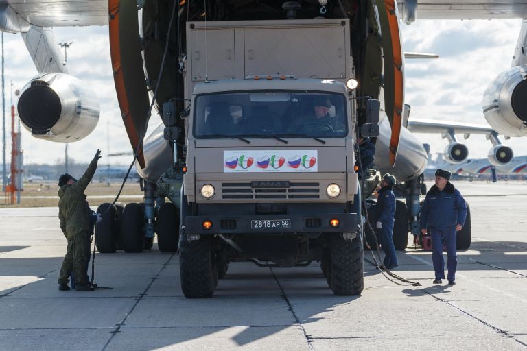 Автомобиль с медицинским оборудованием, предназначенным для отправки в Италию для борьбы с вирусом COVID-19 Автомобиль с медицинским оборудованием, предназначенным для отправки в Италию для борьбы с вирусом COVID-19