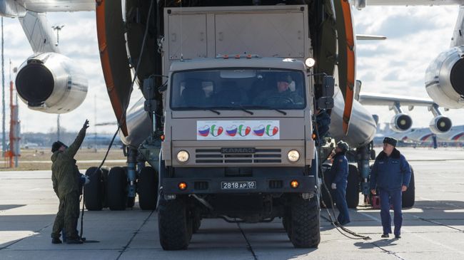 Автомобиль с медицинским оборудованием, предназначенным для отправки в Италию для борьбы с вирусом COVID-19 Автомобиль с медицинским оборудованием, предназначенным для отправки в Италию для борьбы с вирусом COVID-19