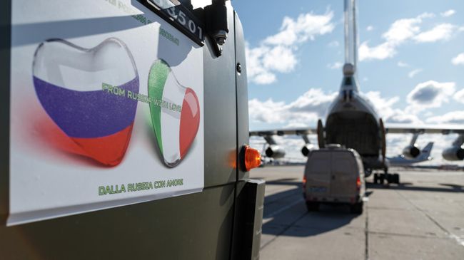 Автомобиль с медицинским оборудованием, предназначенным для отправки в Италию для борьбы с вирусом COVID-19 Автомобиль с медицинским оборудованием, предназначенным для отправки в Италию для борьбы с вирусом COVID-19