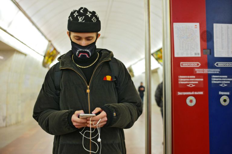 Человек в медицинской маске на одной из станций Московского метрополитена