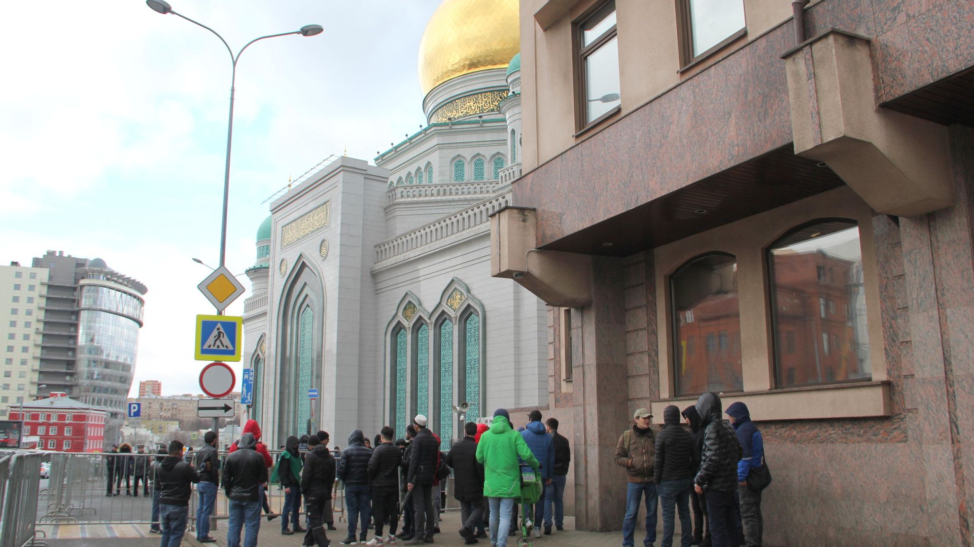 Мусульмане у закрытой Соборной мечети в Москве. 20 марта 2020 г. Мусульмане у закрытой Соборной мечети в Москве. 20 марта 2020 г. - РИА Новости, 1920, 19.05.2020