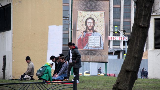 Мусульмане молятся на улице в Москве Мусульмане молятся на улице в Москве