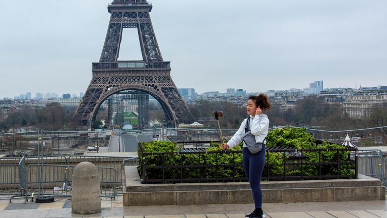Туристка фотографируется на безлюдной площади Трокадеро у Эйфелевой башни в Париже Туристка фотографируется на безлюдной площади Трокадеро у Эйфелевой башни в Париже