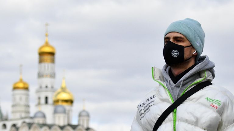 Молодой человек в защитной маске в Москве Молодой человек в защитной маске в Москве