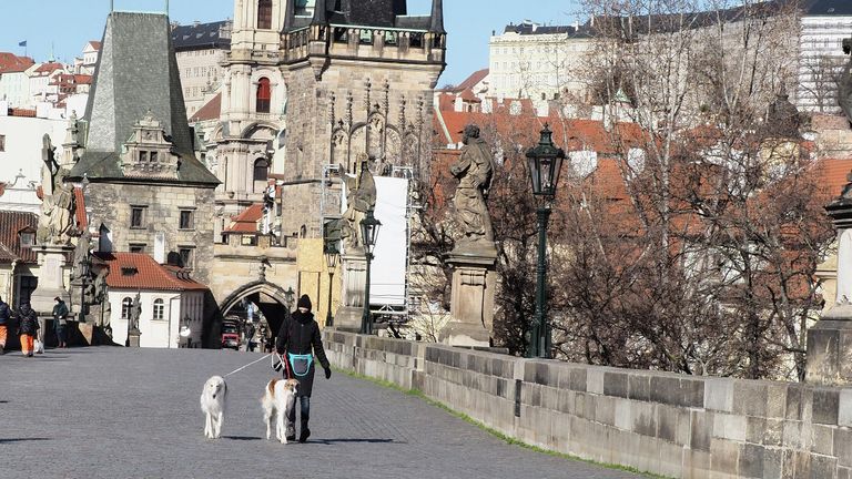 Опустевшие в связи с угрозой заражения вирусом COVID-19 улицы Праги Опустевшие в связи с угрозой заражения вирусом COVID-19 улицы Праги