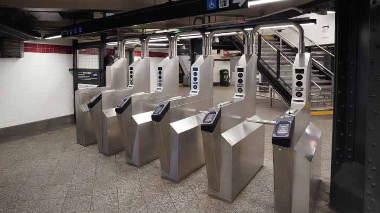 Турникеты на станции Пенсильванский вокзал (Penn Station) в Нью-Йорке Турникеты на станции Пенсильванский вокзал (Penn Station) в Нью-Йорке
