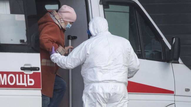 Бригада скорой медицинской помощи доставили пациента с подозрением на коронавирус в больницу в Коммунарке Бригада скорой медицинской помощи доставили пациента с подозрением на коронавирус в больницу в Коммунарке