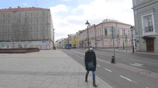 Девушка в защитной маске улице Большая Никитская в Москве Девушка в защитной маске улице Большая Никитская в Москве