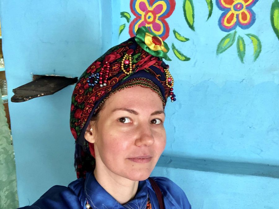 Туристка в головном уборе семейских старообрядцев 