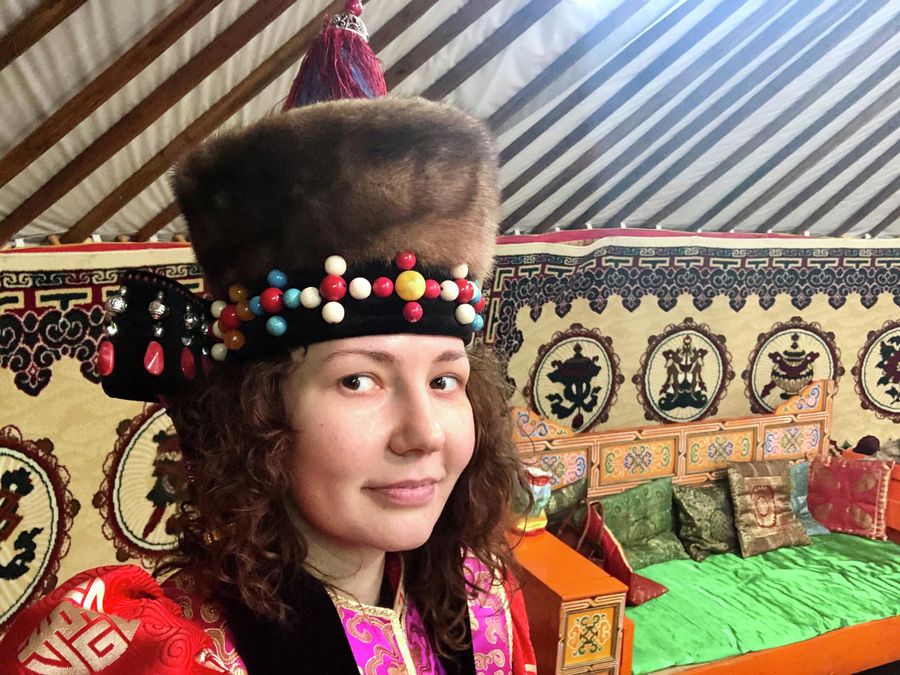 Туристка в национальном бурятском головном уборе 