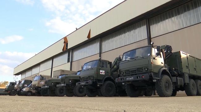 Автомобили с медицинским оборудованием, доставленные военно-транспортным самолетом ВКС России Ил-76 МД, на итальянской авиабазе Практика-ли-Маре