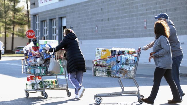 Покупатели выходят из магазина в Мелвилле, штат Нью-Йорк Покупатели выходят из магазина в Мелвилле, штат Нью-Йорк
