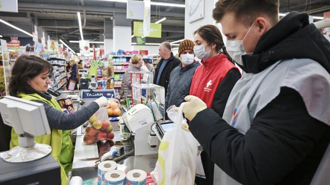 Волонтеры-медики покупают продукты для пенсионеров в Москве Волонтеры-медики покупают продукты для пенсионеров в Москве
