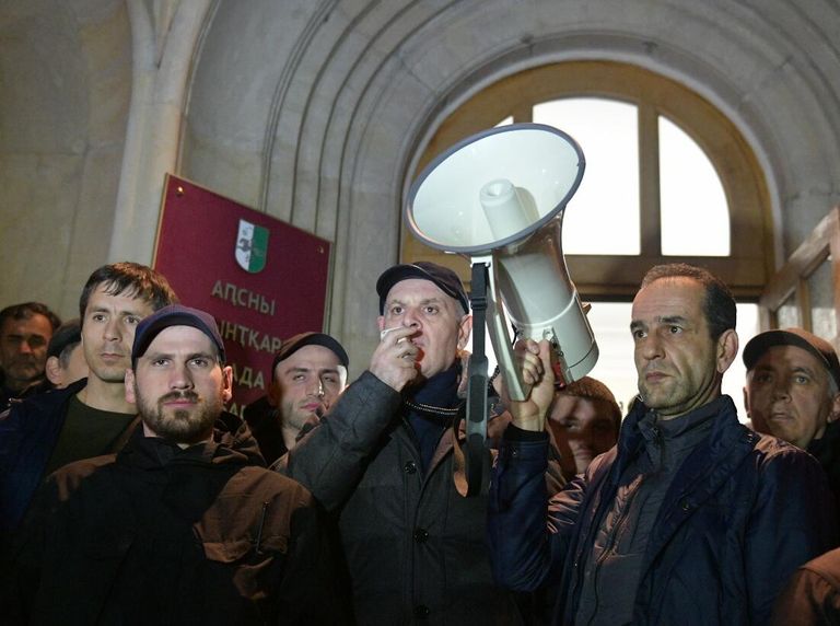 Лидер Блока оппозиционных сил Аслан Бжания во время митинга оппозиции у здания администрации президента Абхазии Лидер Блока оппозиционных сил Аслан Бжания во время митинга оппозиции у здания администрации президента Абхазии