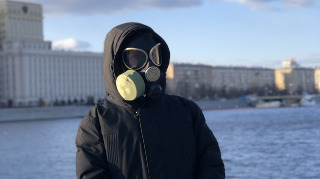 Человек в противогазе Человек в противогазе