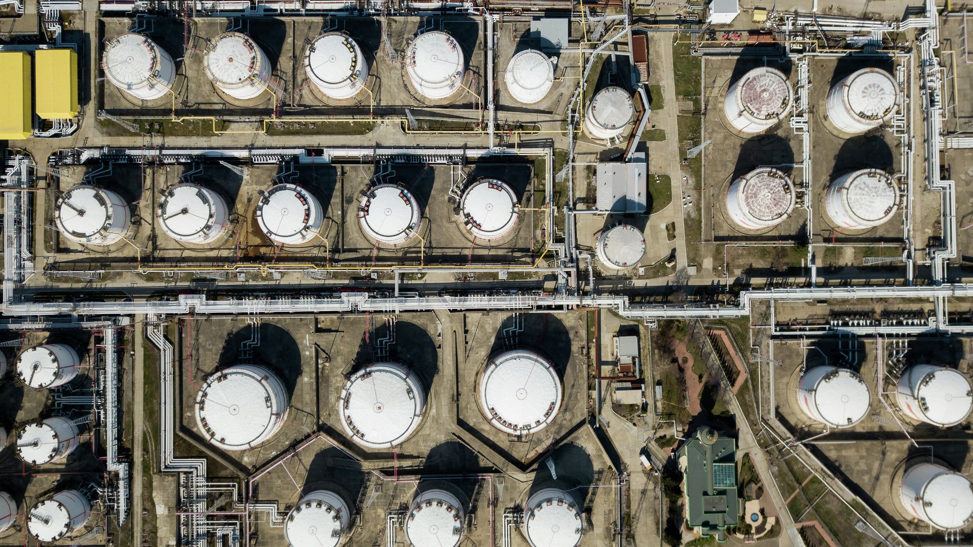 Нефтеперерабатывающий завод Нефтеперерабатывающий завод - РИА Новости, 1920, 16.06.2026