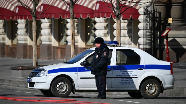 Сотрудник правоохранительных органов на Красной площади в Москве Сотрудник правоохранительных органов на Красной площади в Москве