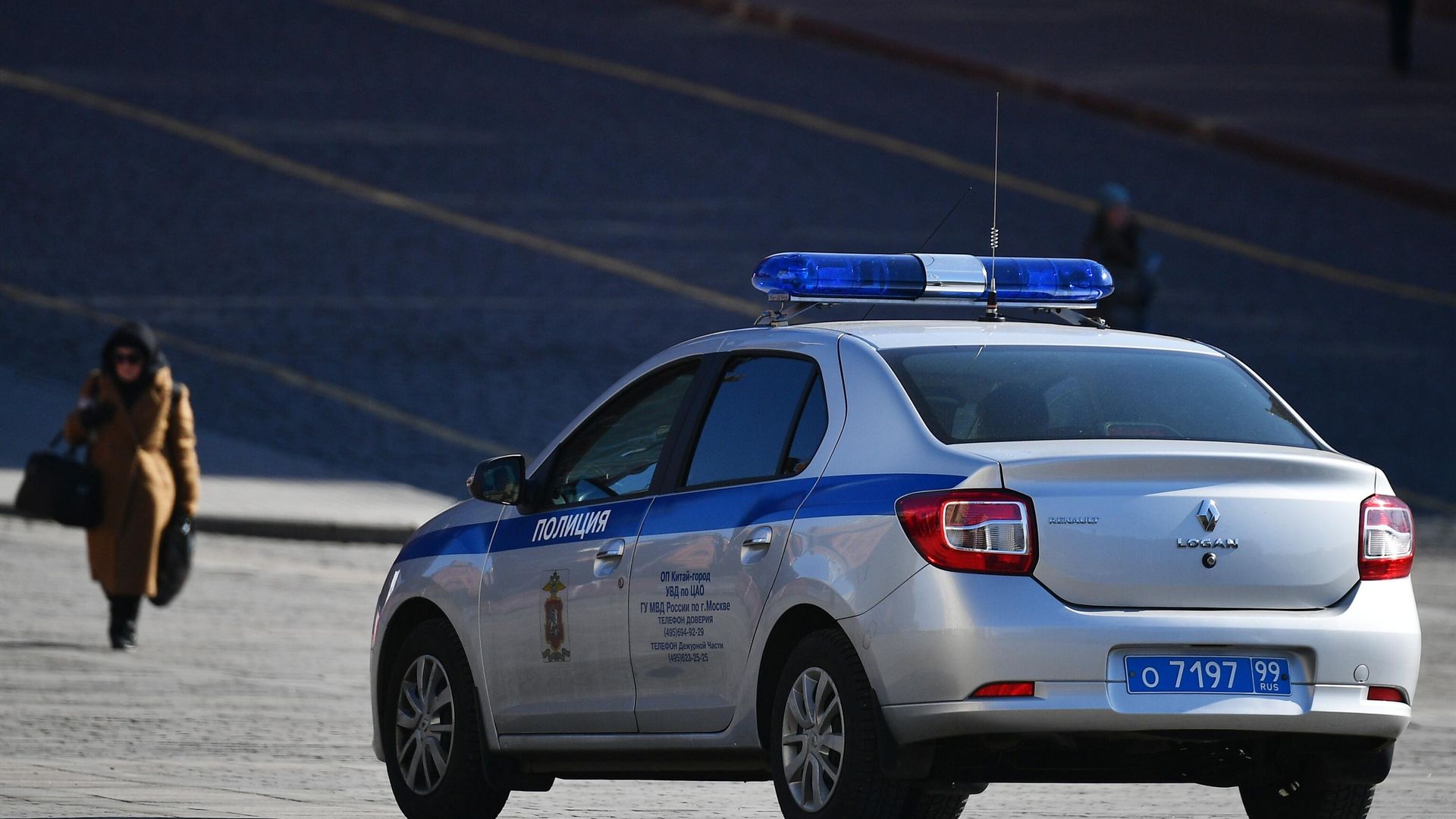 Полицейский автомобиль в центре Москвы Полицейский автомобиль в центре Москвы - РИА Новости, 1920, 01.06.2021