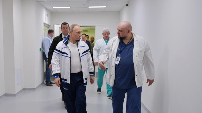 Президент РФ Владимир Путин во время посещения больницы, предназначенной для пациентов с подозрением на коронавирус, в Коммунарке Президент РФ Владимир Путин во время посещения больницы, предназначенной для пациентов с подозрением на коронавирус, в Коммунарке