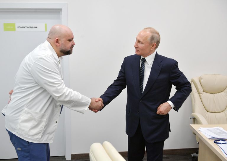 Президент РФ Владимир Путин и главный врач ГБУЗ Городская клиническая больница No 40 ДЗМ Денис Проценко