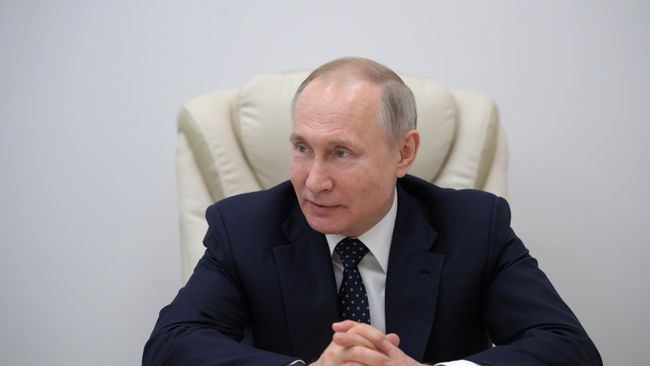 Президент РФ Владимир Путин во время посещения больницы, предназначенной для пациентов с подозрением на коронавирус, в московском посёлке Коммунарка Президент РФ Владимир Путин во время посещения больницы, предназначенной для пациентов с подозрением на коронавирус, в московском посёлке Коммунарка